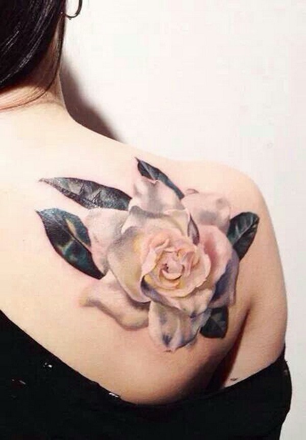 Vintage Rose Tattoo en la parte posterior del hombro. 