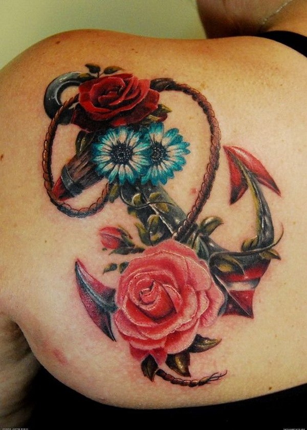 Ancla y flores tatuaje en la espalda. 