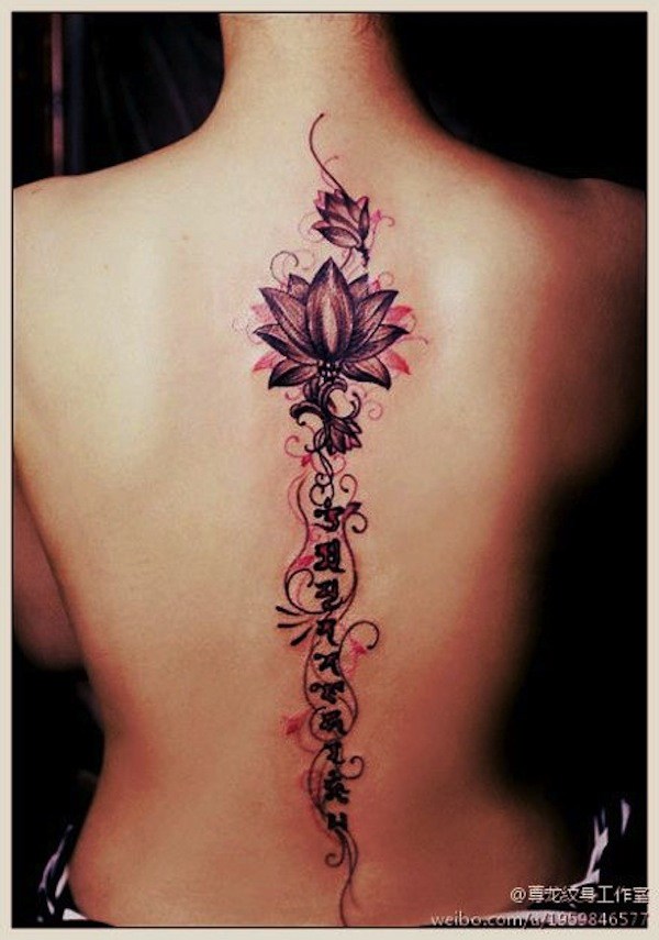 Tatuaje de la flor de loto negro y rosado en la espina dorsal. 
