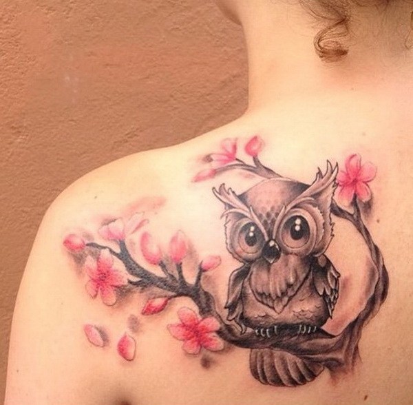 Tatuaje de búho y flor de cerezo.  Más a través de https://forcreativejuice.com/attractive-owl-tattoo-ideas/ 