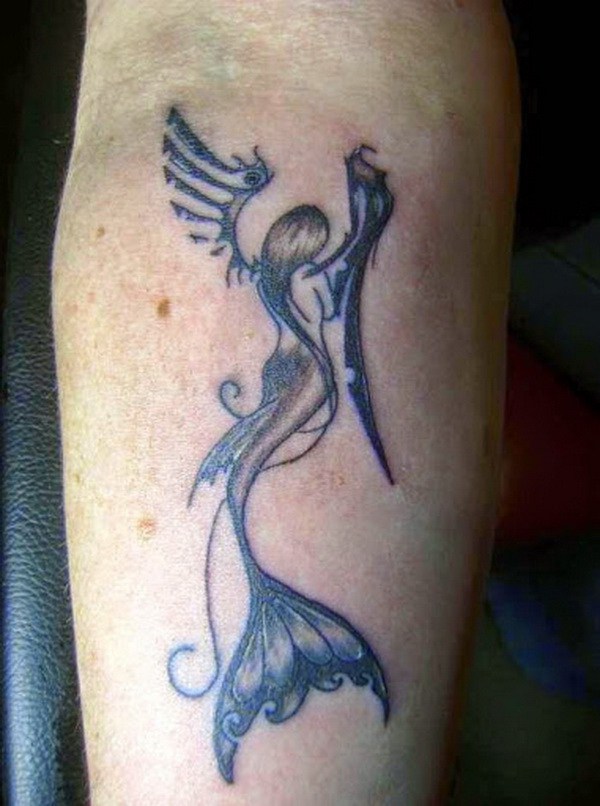 Hermosos tatuajes de sirena pequeños con alas. 