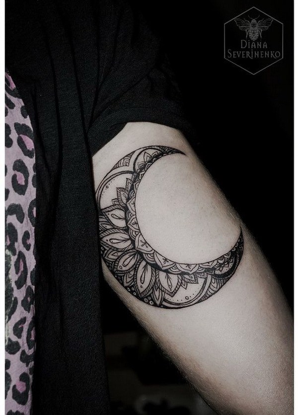 Moon Tattoo en Arm Design para hombres. 