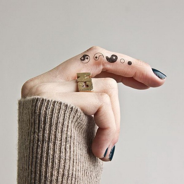 Tatuaje de Yin Yang en el interior del dedo. 