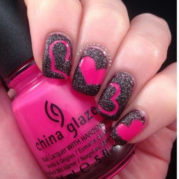 Rosas de color rosa y negro uñas con acento de corazón. 