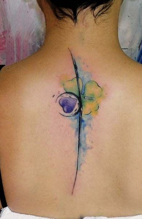 Trébol acuarela tatuaje en la espalda para las mujeres. 