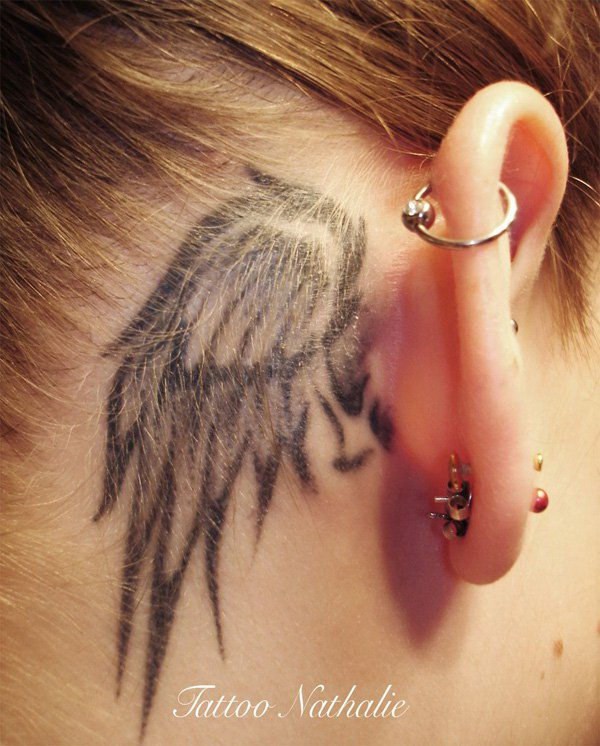 Diseño del tatuaje del ala detrás de la oreja. 