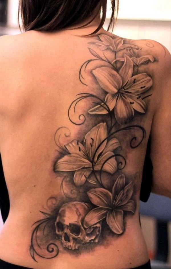 Lily Flowers conduce al tatuaje de la calavera.  a través de forcreativejuice.com 