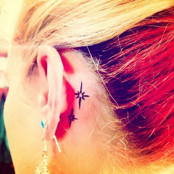 Tatuaje de la segunda estrella a la derecha detrás de la oreja. 