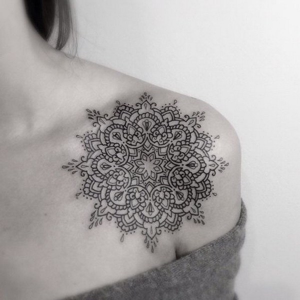 Tatuaje del hombro Mandala. 