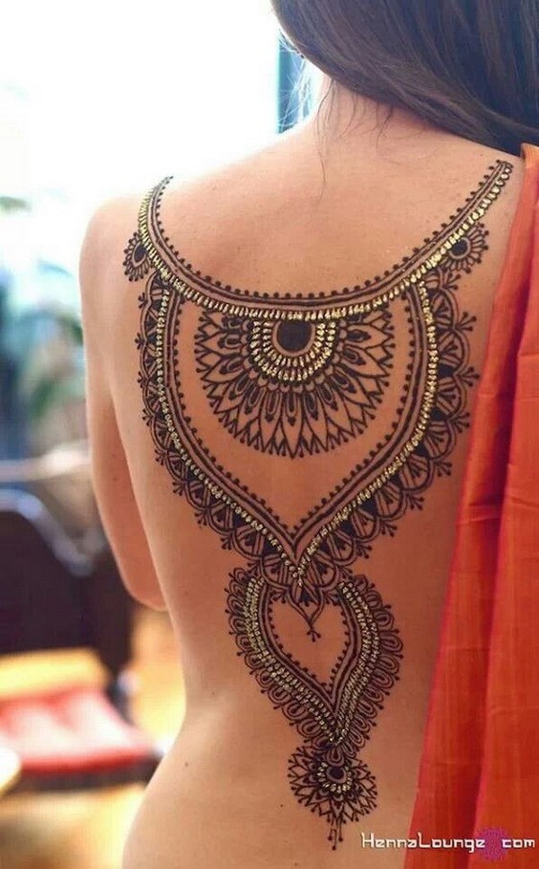 Hermoso tatuaje de henna en la espalda de una novia. 