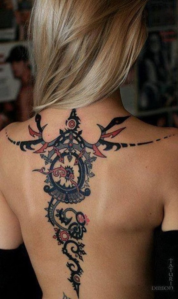 Tatuaje tribal en la espalda. 