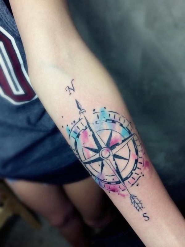 Acuarela brújula tatuaje en el brazo. 