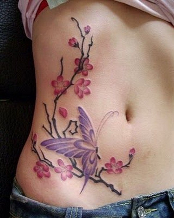 Cherry Blossom Tattoo con el tatuaje de mariposa. 
