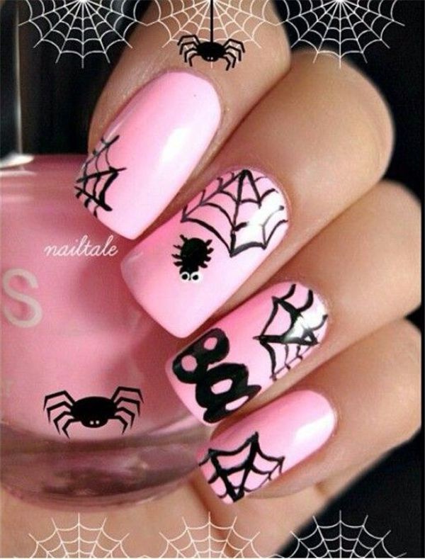 Diseño de uñas rosa y negro de Halloween. 