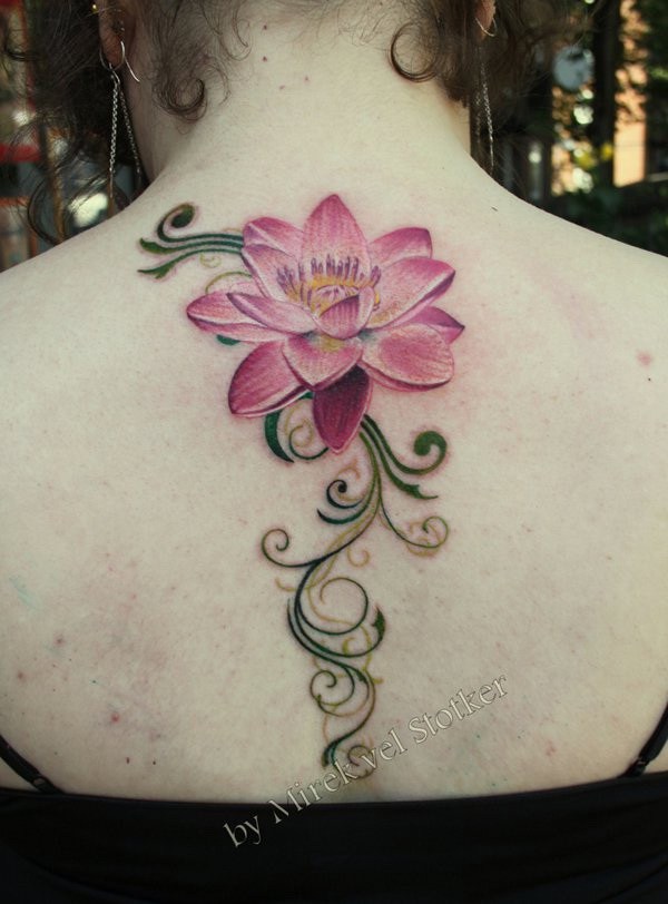 Pink Lotus Tattoo en la parte posterior. 