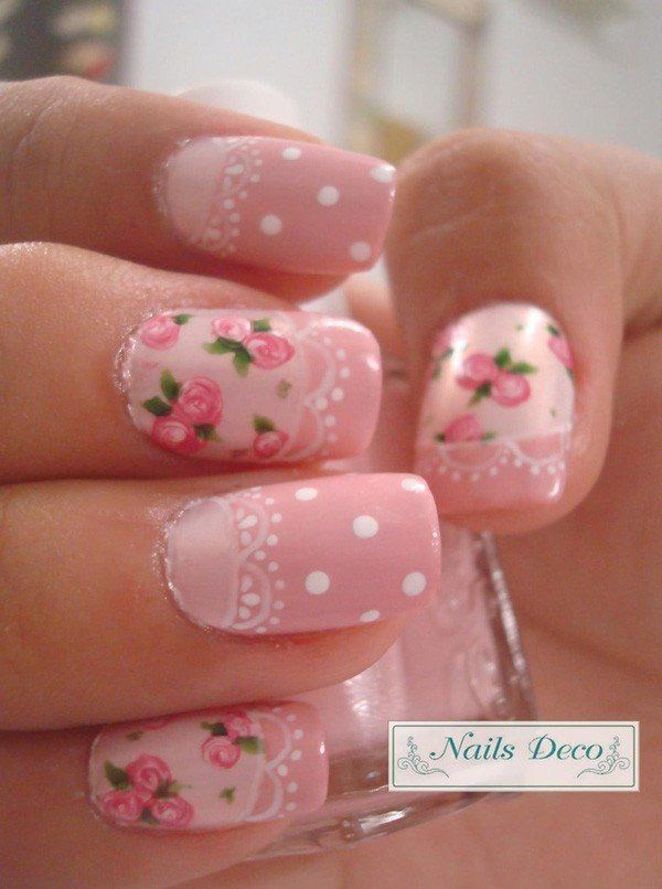 Rosas rosadas con encaje, puntos blancos, uñas. 