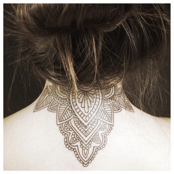 Mandala detrás del tatuaje de cuello. 