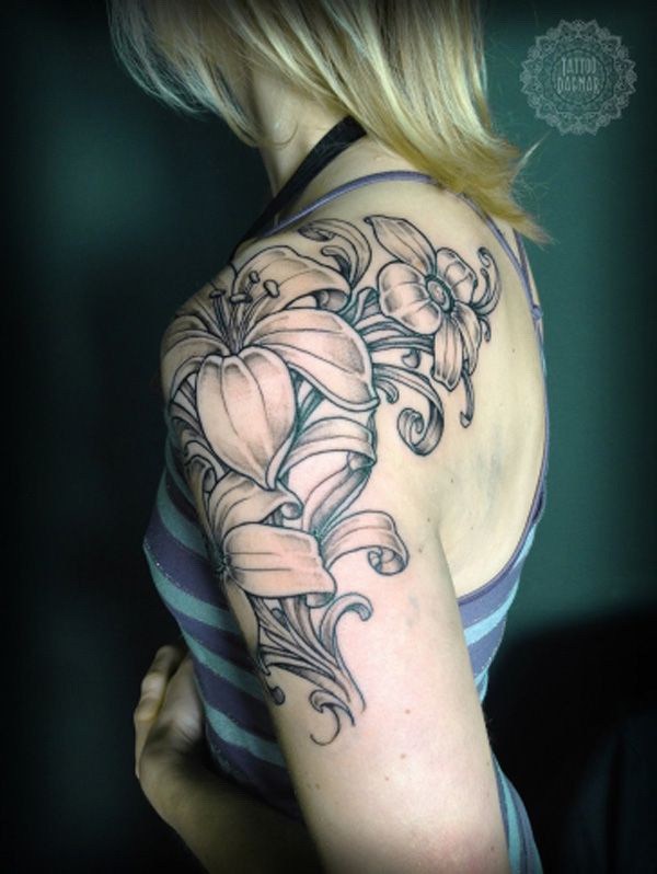 Lily Flower Arm Tattoo Design para Mujeres y Niñas.  a través de forcreativejuice.com 
