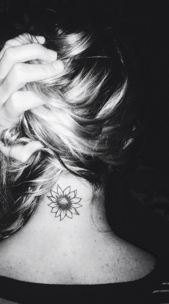 Tatuaje de Sunflower Neck. 