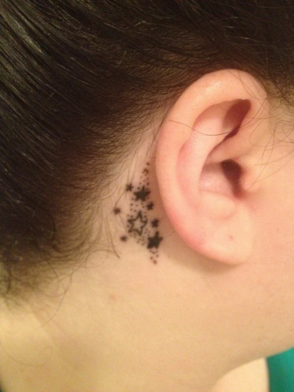 Estrellas tatuaje detrás del oído para niñas. 