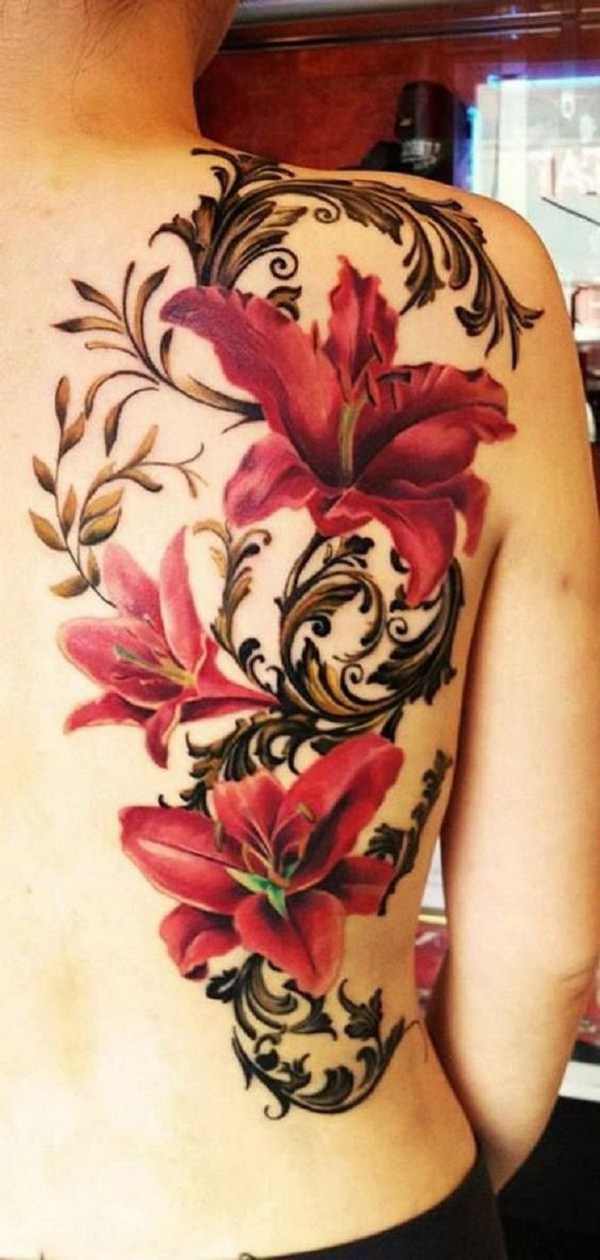 Red Lily Tattoo en la parte posterior.  a través de forcreativejuice.com 