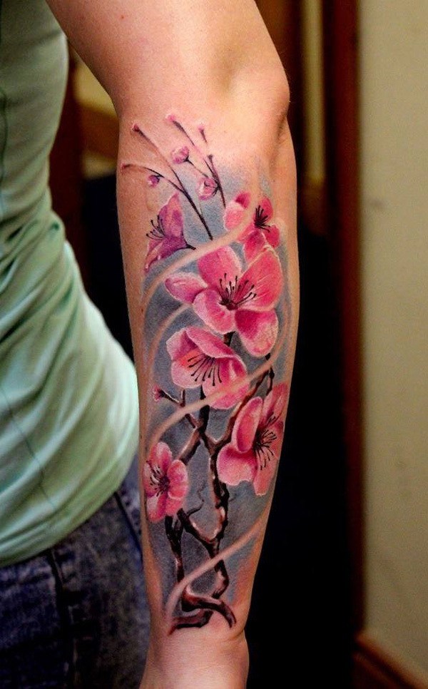 Tatuaje detallado de Cherry Blossom en el brazo. 