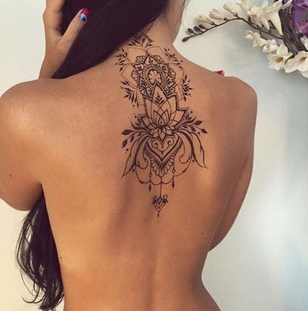 Tatuaje de la flor de loto en la parte posterior del cuello. 