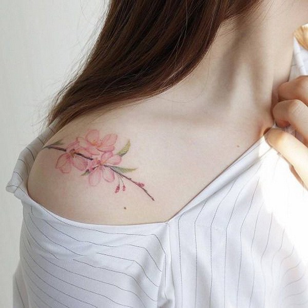 Illustrative Style Cherry Blossoms en el hombro derecho. 