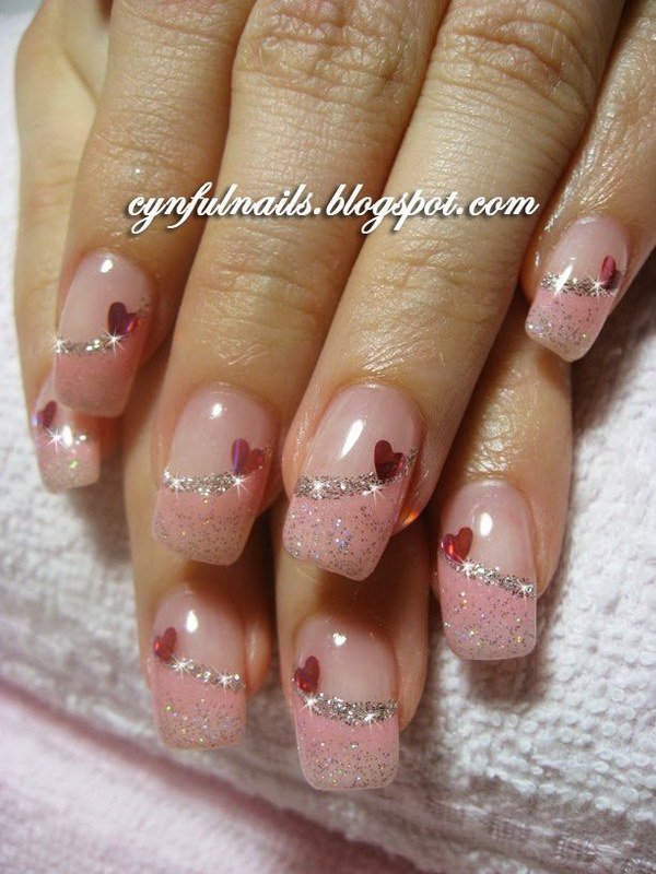Pink Glitter French Tips Nail Design con corazones. 