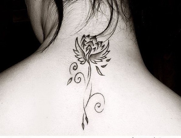 Tatuaje de Phoenix negro en el cuello. 