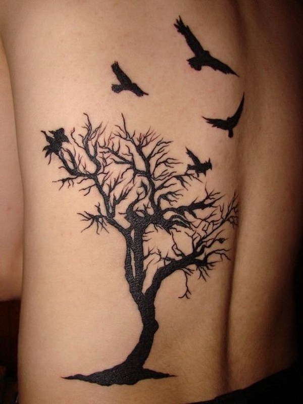 Aves y Cherry Blossom Tree Tattoo en la parte posterior. 