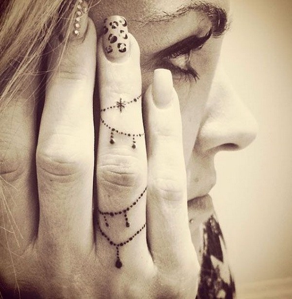50 hermosos tatuajes de dedos para mujeres