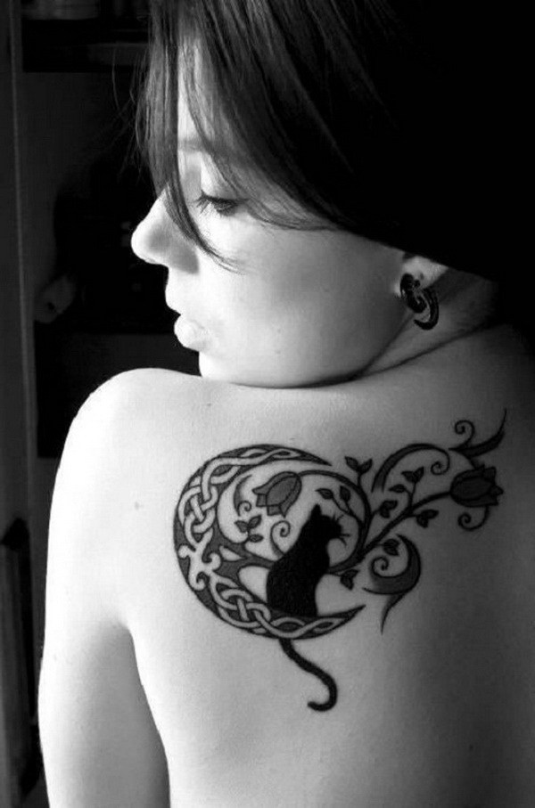 Gato, rosas y luna tatuaje para mujeres. 