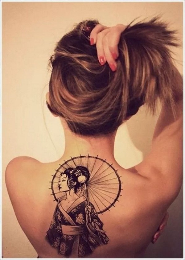 Impresionante tatuaje trasero para mujeres. 