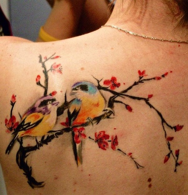 Cherry Blossom Tattoo en los hombros con dos pájaros. 