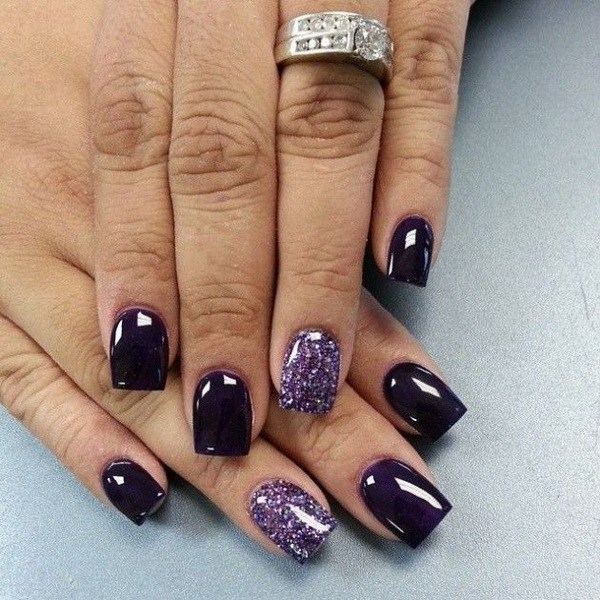 Diseño de uñas púrpura oscuro y brillo. 
