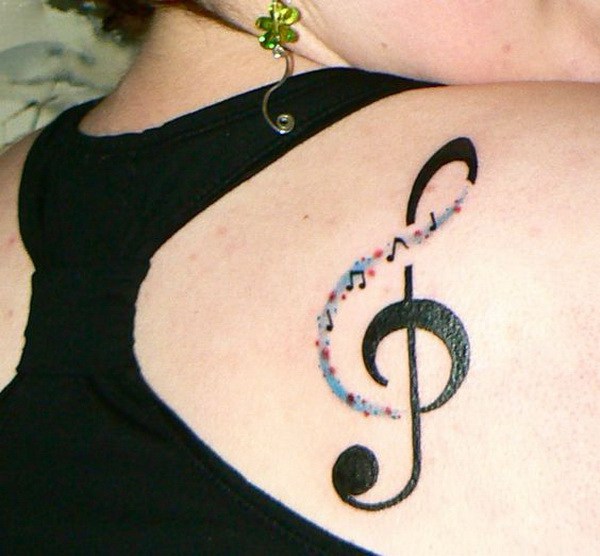 Nota musical tatuaje en la parte posterior del hombro. 