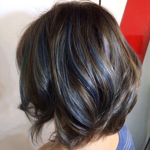 Color de pelo marrón con rayas azul pastel 