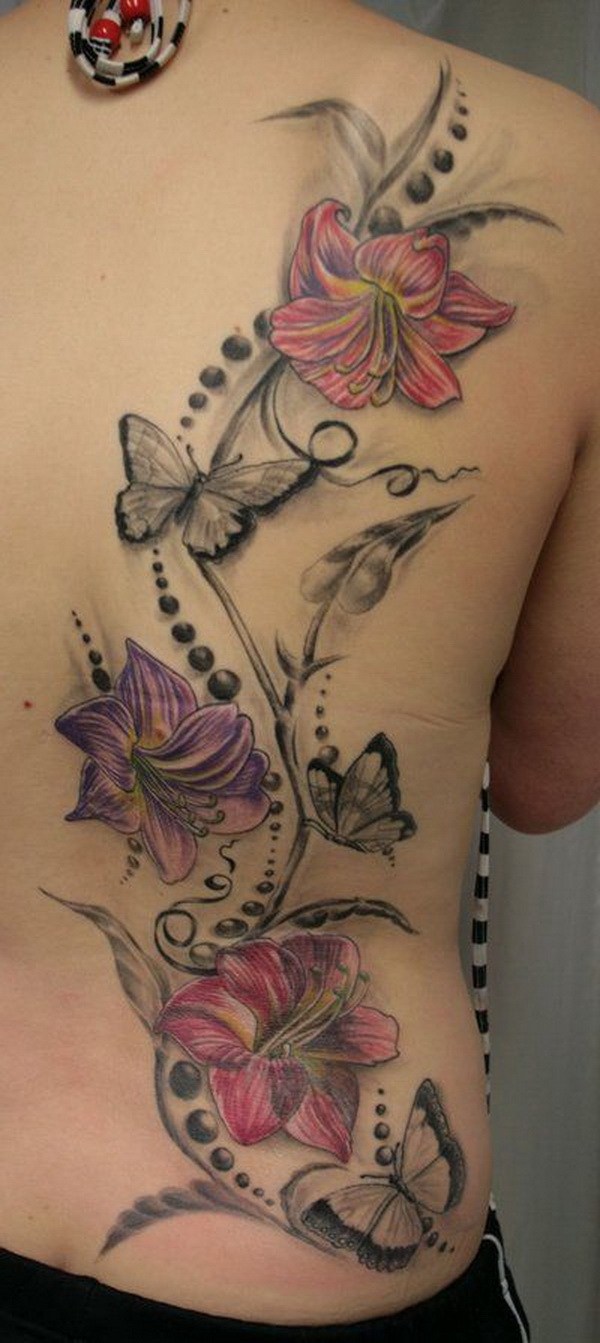 Colorido tatuaje de espalda de la flor. 