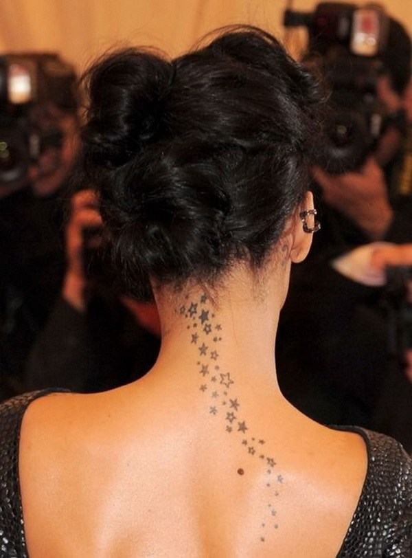 Tatuaje de estrellas fugaces en la parte posterior del cuello. 