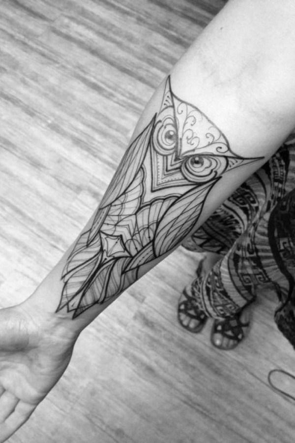 Diseño blanco y negro en el antebrazo.  Más a través de https://forcreativejuice.com/attractive-owl-tattoo-ideas/ 