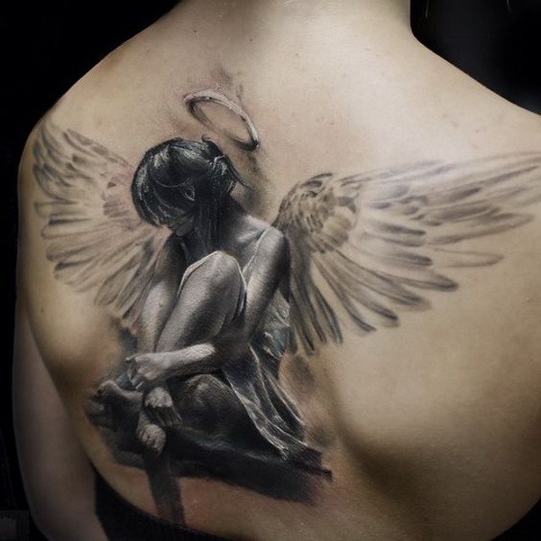 Increíble Angel tatuaje realista en la espalda. 