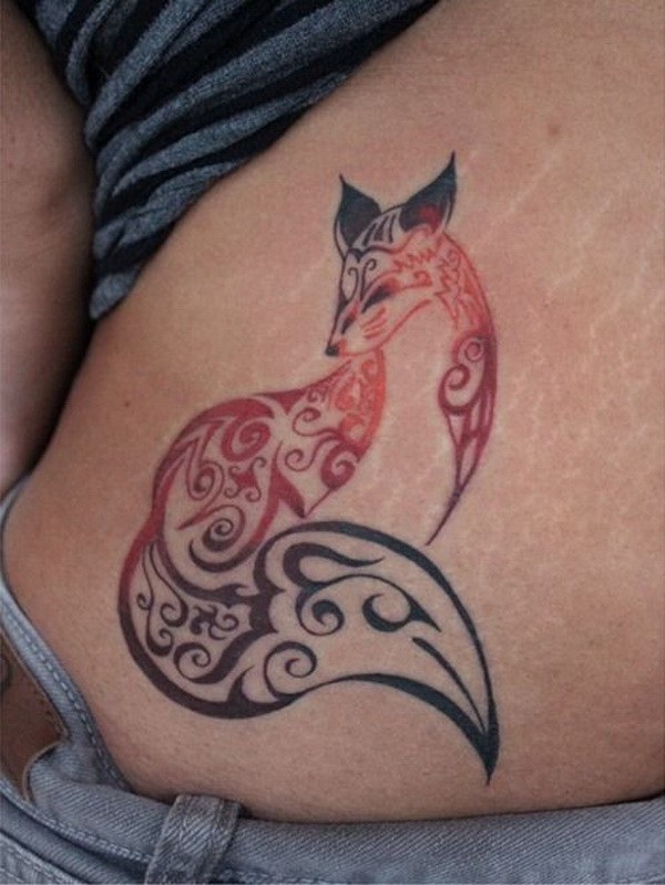 Tribal Fox Tattoo en la parte inferior de la espalda. 