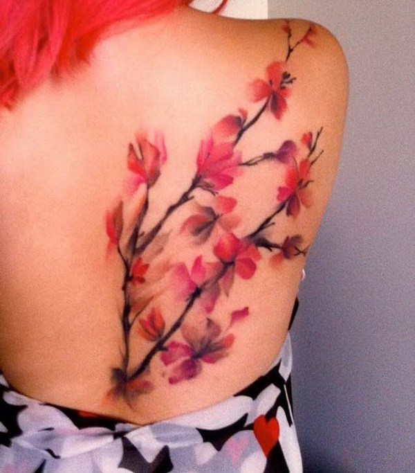 Espectacular tatuaje de flor de cerezo rojo en la espalda. 