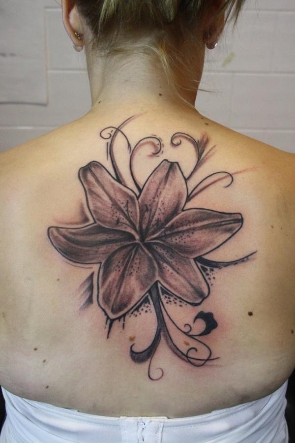 Diseño de tatuaje trasero con Lily Flower.  a través de forcreativejuice.com 