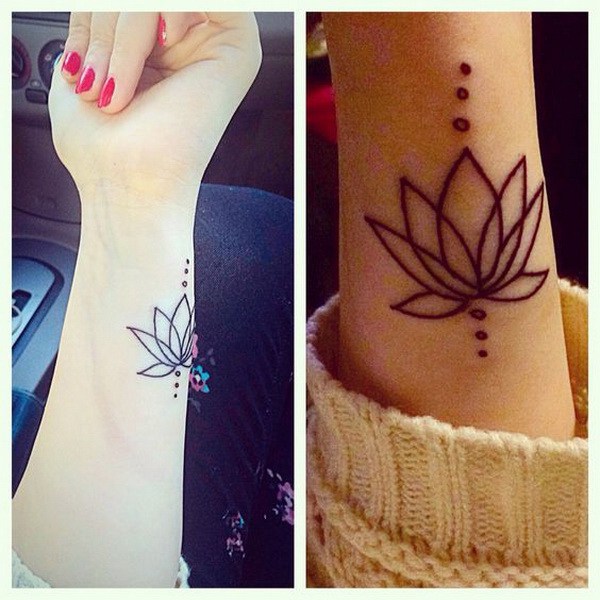 Tatuaje de muñeca con contorno de flor de loto. 