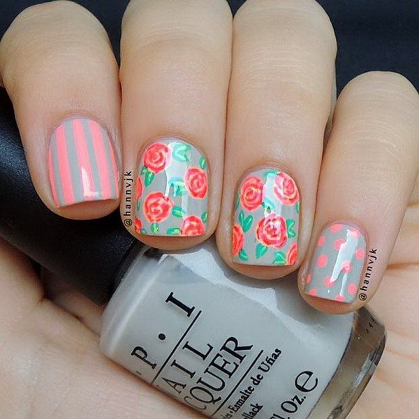 Diseño de uñas de flores de patrón mixto. 