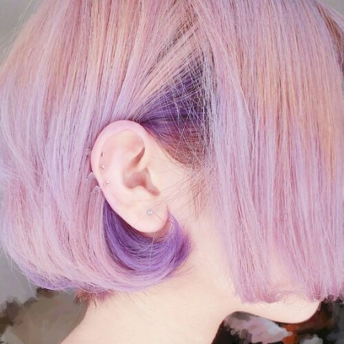 púrpura sobre cabello corto rosa con rayas 