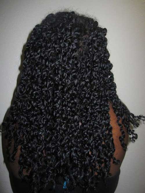 Chica negra con largos peinados trenzados 