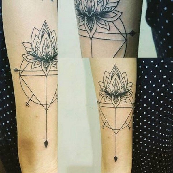 Tatuaje geométrico de loto 
